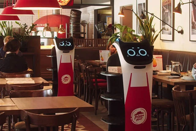 必胜客首批送餐机器服务员